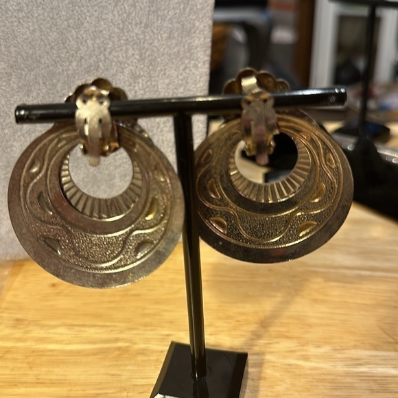 Beautiful pair of silver clipped earrings. - Picture 2 of 2